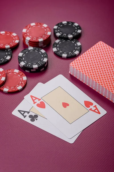 Kumarhane, kartlar ve fişler renkli arka planda, poker ve blackjack, bahislerle kumar. Tasarımınız için arka plan olarak kart ve çipler