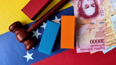 Venezuela bayrağı üzerindeki kargo konteynırı yasağı malların ihracatı ve lojistiği için kavramsal bir zemin olarak kullanılıyor. Venezuela bayrağına uygulanan kargo ambargosu tasarımın için bir zemin görevi görüyor.