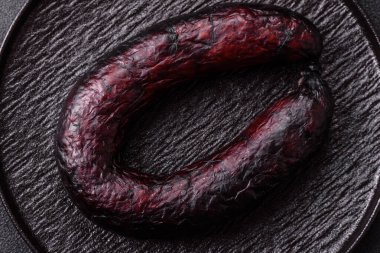 Ev yapımı domuz eti ya da sarımsak ve baharatlı sığır eti halkası. Tasarımınız için ev yapımı sosis halkası.