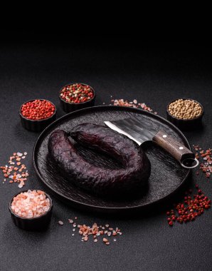 Ev yapımı domuz eti ya da sarımsak ve baharatlı sığır eti halkası. Tasarımınız için ev yapımı sosis halkası.