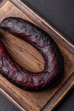 Ev yapımı domuz eti ya da sarımsak ve baharatlı sığır eti halkası. Tasarımınız için ev yapımı sosis halkası.