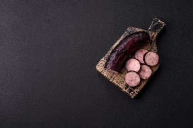 Ev yapımı domuz eti ya da sarımsak ve baharatlı sığır eti halkası. Tasarımınız için ev yapımı sosis halkası.