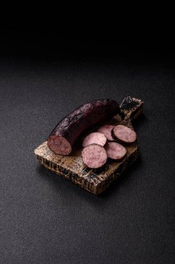 Ev yapımı domuz eti ya da sarımsak ve baharatlı sığır eti halkası. Tasarımınız için ev yapımı sosis halkası.