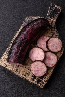 Ev yapımı domuz eti ya da sarımsak ve baharatlı sığır eti halkası. Tasarımınız için ev yapımı sosis halkası.