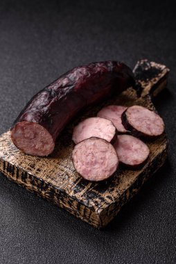 Ev yapımı domuz eti ya da sarımsak ve baharatlı sığır eti halkası. Tasarımınız için ev yapımı sosis halkası.