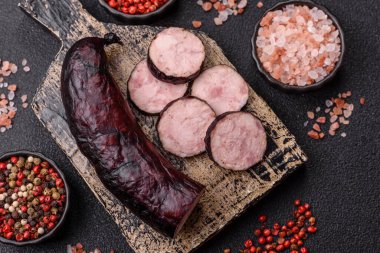 Ev yapımı domuz eti ya da sarımsak ve baharatlı sığır eti halkası. Tasarımınız için ev yapımı sosis halkası.