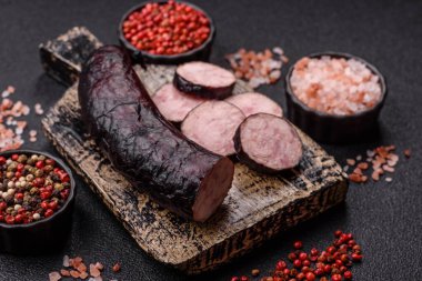 Ev yapımı domuz eti ya da sarımsak ve baharatlı sığır eti halkası. Tasarımınız için ev yapımı sosis halkası.