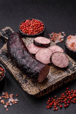 Ev yapımı domuz eti ya da sarımsak ve baharatlı sığır eti halkası. Tasarımınız için ev yapımı sosis halkası.