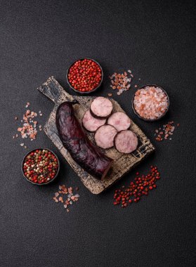 Ev yapımı domuz eti ya da sarımsak ve baharatlı sığır eti halkası. Tasarımınız için ev yapımı sosis halkası.