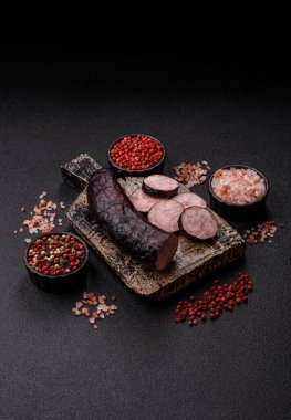 Ev yapımı domuz eti ya da sarımsak ve baharatlı sığır eti halkası. Tasarımınız için ev yapımı sosis halkası.