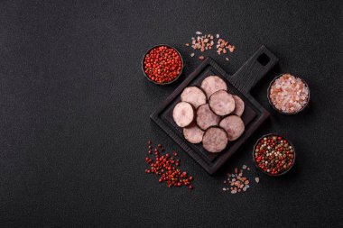 Ev yapımı domuz eti ya da sarımsak ve baharatlı sığır eti halkası. Tasarımınız için ev yapımı sosis halkası.