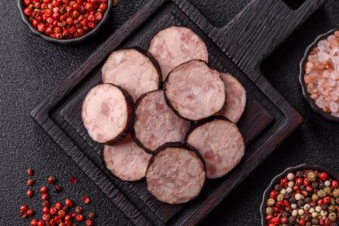 Ev yapımı domuz eti ya da sarımsak ve baharatlı sığır eti halkası. Tasarımınız için ev yapımı sosis halkası.