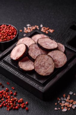 Ev yapımı domuz eti ya da sarımsak ve baharatlı sığır eti halkası. Tasarımınız için ev yapımı sosis halkası.