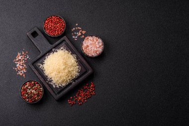 Pişirme veya pişirme malzemesi olarak rendelenmiş parmesan peyniri. Tasarımınız için yemek arkaplanı olarak rendelenmiş parmesan peyniri