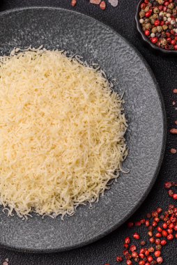 Pişirme veya pişirme malzemesi olarak rendelenmiş parmesan peyniri. Tasarımınız için yemek arkaplanı olarak rendelenmiş parmesan peyniri