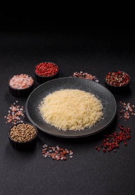 Pişirme veya pişirme malzemesi olarak rendelenmiş parmesan peyniri. Tasarımınız için yemek arkaplanı olarak rendelenmiş parmesan peyniri