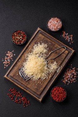 Pişirme veya pişirme malzemesi olarak rendelenmiş parmesan peyniri. Tasarımınız için yemek arkaplanı olarak rendelenmiş parmesan peyniri