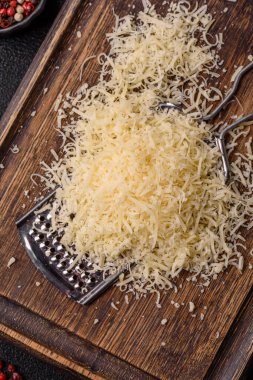 Pişirme veya pişirme malzemesi olarak rendelenmiş parmesan peyniri. Tasarımınız için yemek arkaplanı olarak rendelenmiş parmesan peyniri
