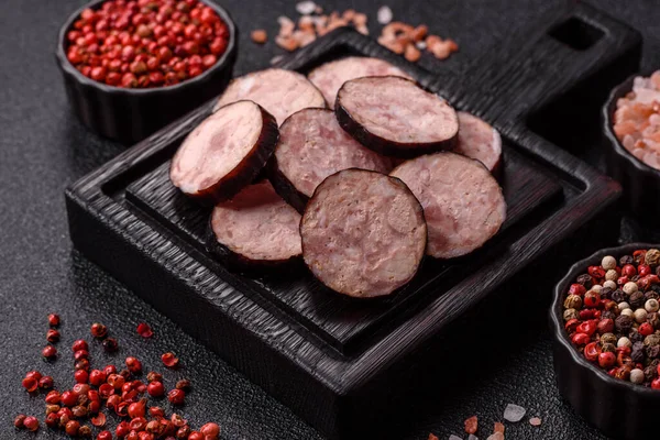 Ev yapımı domuz eti ya da sarımsak ve baharatlı sığır eti halkası. Tasarımınız için ev yapımı sosis halkası.