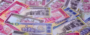 İran Cumhuriyeti parası, lira parası, çeşitli banknotların banknotları, finansal işlemler. Tasarımının finansal geçmişi olarak İran parası ve lira.