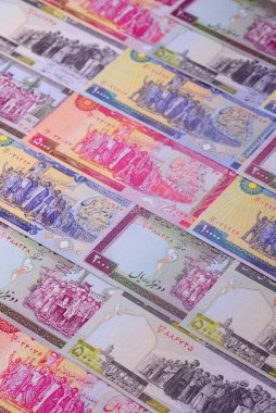 İran Cumhuriyeti parası, lira parası, çeşitli banknotların banknotları, finansal işlemler. Tasarımının finansal geçmişi olarak İran parası ve lira.