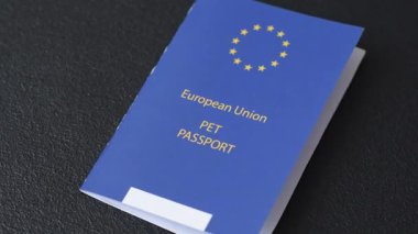 Evcil hayvan pasaportu, kedi, köpek ya da diğer hayvanlar için aşı ve seyahat bilgileri içeren bir belgedir. Tasarımınız için bir evcil hayvan pasaportu