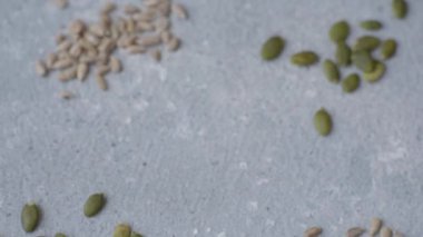 Bir kasede siyah susam tohumu, yağ ve sağlıklı yemek için bir malzeme. Tasarımınız için yiyecek arkaplanı olarak siyah susam