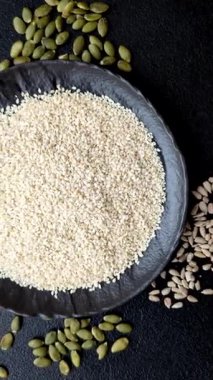 Kasedeki beyaz susam tohumları, yağ ve sağlıklı yemek için bir malzeme. Tasarımınız için yiyecek arka planı olarak beyaz susam