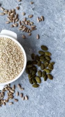 Kasedeki beyaz susam tohumları, yağ ve sağlıklı yemek için bir malzeme. Tasarımınız için yiyecek arka planı olarak beyaz susam