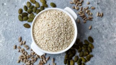 Kasedeki beyaz susam tohumları, yağ ve sağlıklı yemek için bir malzeme. Tasarımınız için yiyecek arka planı olarak beyaz susam