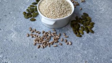 Kasedeki beyaz susam tohumları, yağ ve sağlıklı yemek için bir malzeme. Tasarımınız için yiyecek arka planı olarak beyaz susam