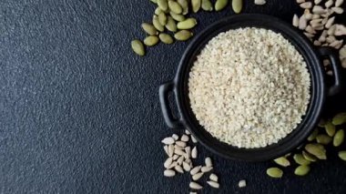 Kasedeki beyaz susam tohumları, yağ ve sağlıklı yemek için bir malzeme. Tasarımınız için yiyecek arka planı olarak beyaz susam