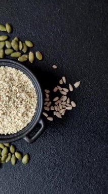 Kasedeki beyaz susam tohumları, yağ ve sağlıklı yemek için bir malzeme. Tasarımınız için yiyecek arka planı olarak beyaz susam