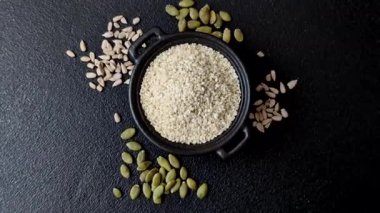 Kasedeki beyaz susam tohumları, yağ ve sağlıklı yemek için bir malzeme. Tasarımınız için yiyecek arka planı olarak beyaz susam