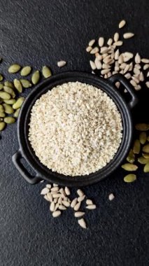 Kasedeki beyaz susam tohumları, yağ ve sağlıklı yemek için bir malzeme. Tasarımınız için yiyecek arka planı olarak beyaz susam