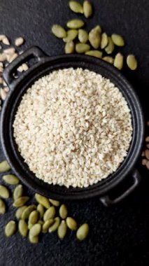 Kasedeki beyaz susam tohumları, yağ ve sağlıklı yemek için bir malzeme. Tasarımınız için yiyecek arka planı olarak beyaz susam