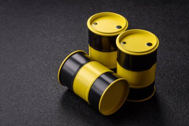 Petrol, gaz veya kimyasallar içeren metal variller, küresel akaryakıt fiyatları ve eğilimler. Tasarımınız için arka plan olarak yağ varilleri