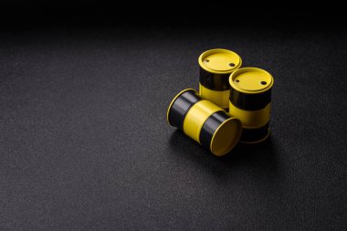 Petrol, gaz veya kimyasallar içeren metal variller, küresel akaryakıt fiyatları ve eğilimler. Tasarımınız için arka plan olarak yağ varilleri