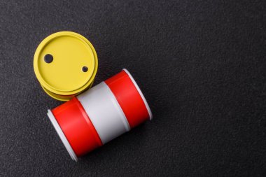 Petrol, gaz veya kimyasallar içeren metal variller, küresel akaryakıt fiyatları ve eğilimler. Tasarımınız için arka plan olarak yağ varilleri