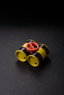 Yağ, gaz ya da kimyasal içeren metal varillerde yasak işareti var. Tasarımınız için arka plan olarak yağ varilleri