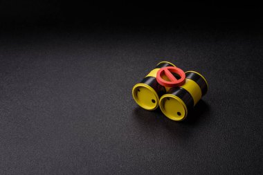 Yağ, gaz ya da kimyasal içeren metal varillerde yasak işareti var. Tasarımınız için arka plan olarak yağ varilleri