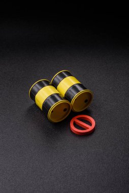 Yağ, gaz ya da kimyasal içeren metal varillerde yasak işareti var. Tasarımınız için arka plan olarak yağ varilleri