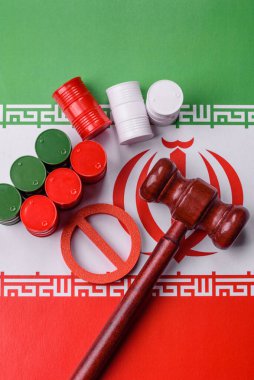 İran bayrağını taşıyan metal varil petrol, gaz veya kimyasallar ve İran üretimine uygulanan ambargo. İran petrolünün varilleri