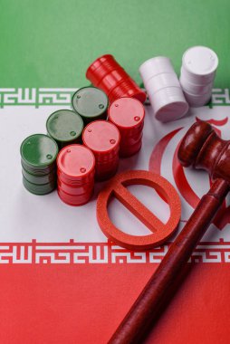 İran bayrağını taşıyan metal varil petrol, gaz veya kimyasallar ve İran üretimine uygulanan ambargo. İran petrolünün varilleri