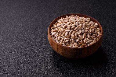 Kabuklu ay çekirdeği çekirdekleri, tuzlanmış, kavrulmuş ya da çiğ, sağlıklı bir bileşendir. Tasarımınız için gıda arka planı olarak ayçiçeği tohumları