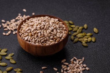 Kabuklu ay çekirdeği çekirdekleri, tuzlanmış, kavrulmuş ya da çiğ, sağlıklı bir bileşendir. Tasarımınız için gıda arka planı olarak ayçiçeği tohumları