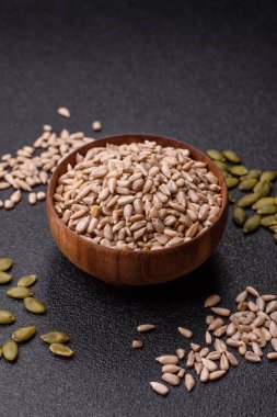 Kabuklu ay çekirdeği çekirdekleri, tuzlanmış, kavrulmuş ya da çiğ, sağlıklı bir bileşendir. Tasarımınız için gıda arka planı olarak ayçiçeği tohumları