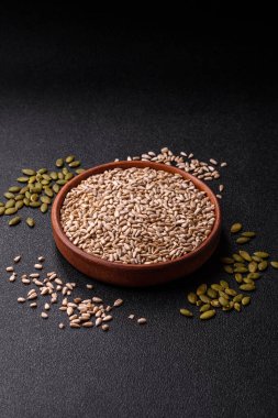 Kabuklu ay çekirdeği çekirdekleri, tuzlanmış, kavrulmuş ya da çiğ, sağlıklı bir bileşendir. Tasarımınız için gıda arka planı olarak ayçiçeği tohumları