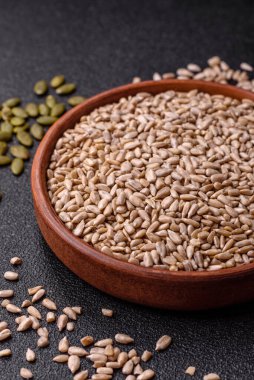 Kabuklu ay çekirdeği çekirdekleri, tuzlanmış, kavrulmuş ya da çiğ, sağlıklı bir bileşendir. Tasarımınız için gıda arka planı olarak ayçiçeği tohumları