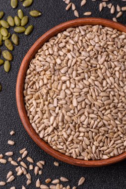 Kabuklu ay çekirdeği çekirdekleri, tuzlanmış, kavrulmuş ya da çiğ, sağlıklı bir bileşendir. Tasarımınız için gıda arka planı olarak ayçiçeği tohumları